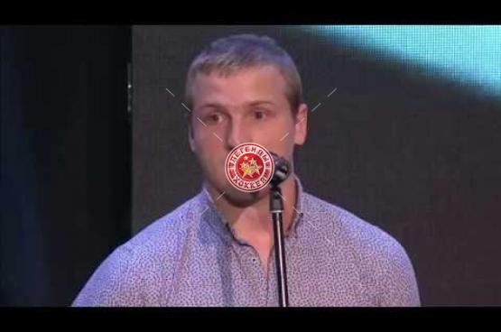 Алексей Морозов вручает Артему Аляеву приз как лучшему новичку сезона КХЛ 2015/16